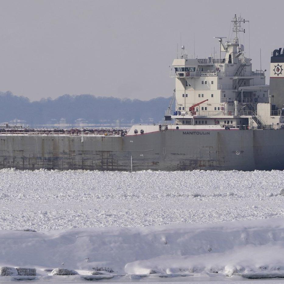 A ºÚÁϳԹÏÍø freighter gets trapped in ice on Lake Erie